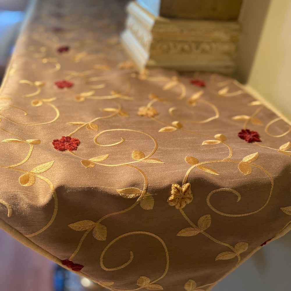 Fireplace mantle scarf